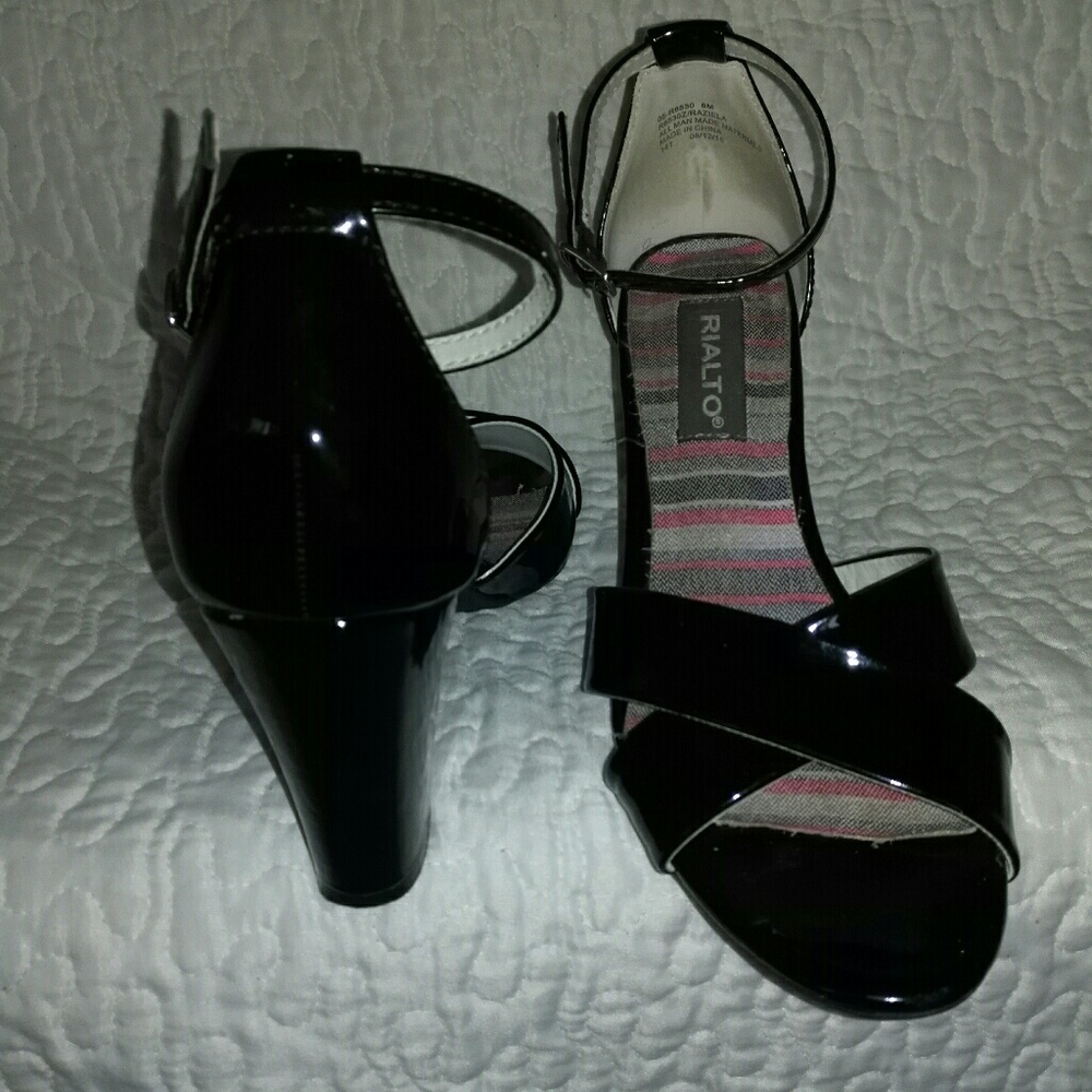 Rialto criss crossed block heel Black sandal